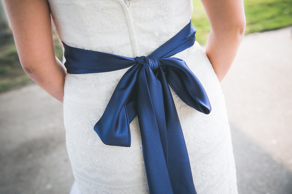 blauw lint trouwjurk detail