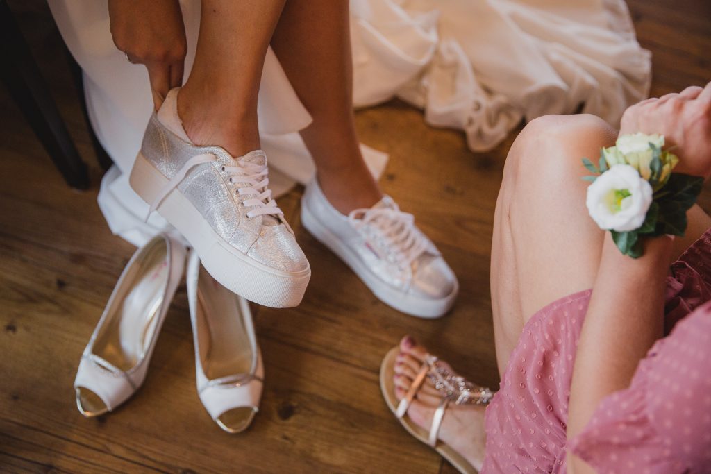 sneakers of hakken op je bruiloft