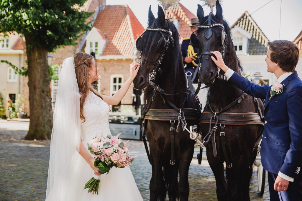 Bruiloft trouwen koets met paarden